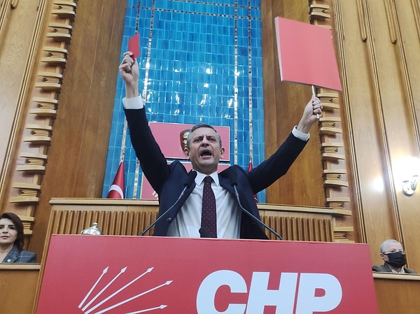 Özel’in bu hamlesi şaşkınlık yaratmış ve tepkileri de beraberinde getirmişti. ‘Kırmızı kart’ protestosu topa tutulmuş ve vatandaşlar CHP’nin bu hareketini “Ciddiyetsizlik” olarak yorumlamıştı. Goygoylar da beraberinde gelmişti haliyle.