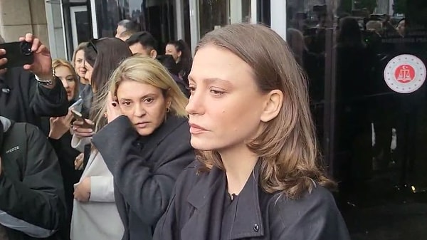 Serenay Sarıkaya 15 Ocak'ta İstanbul Adliyesi'ne gelerek ifade verdi. İfadesinden önce gazetecilerin sorularına gülümseyen Sarıkaya, ifadesinin ardından merak edilen soruları yanıtladı.