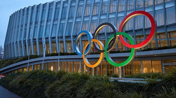 Satranç, birçok kişi tarafından zihinsel bir aktivite olarak görülse de aslında bir spor olarak kabul edilir. Bu durum, Uluslararası Olimpiyat Komitesi'nin satrancı bir spor dalı olarak tanımasıyla resmileşmiştir.