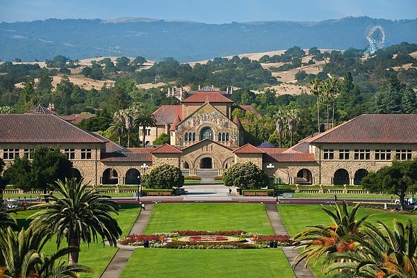 Beşinci sıradaki Stanford Üniversitesi, Amerika’nın batı kıyısındaki Silikon Vadisi’nin adeta kalbinde yer alıyor.