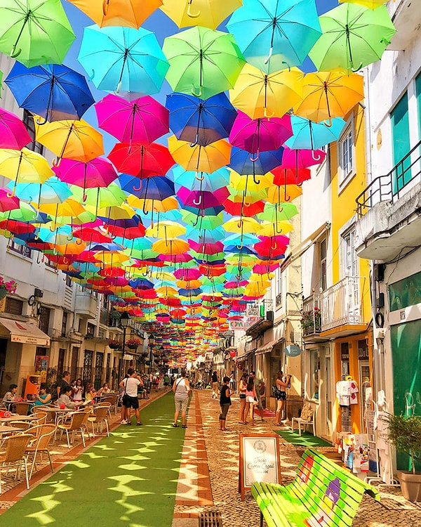 3. Agueda, Portekiz'deki Şemsiye Caddesi