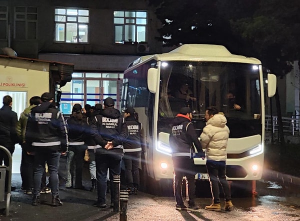 Beşiktaş Belediyesi’ne yönelik yürütülen soruşturma kapsamında suç örgütüne liderlik yaptığı iddia edilen Aziz İhsan Aktaş ve Beşiktaş Belediye Başkanı Rıza Akpolat’ın da aralarında olduğu 31 şüpheli tutuklama talebiyle İstanbul Sulh Ceza Hakimliği’ne sevk edildi.