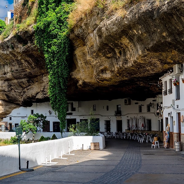 2. Setenil de las Bodegas, İspanya