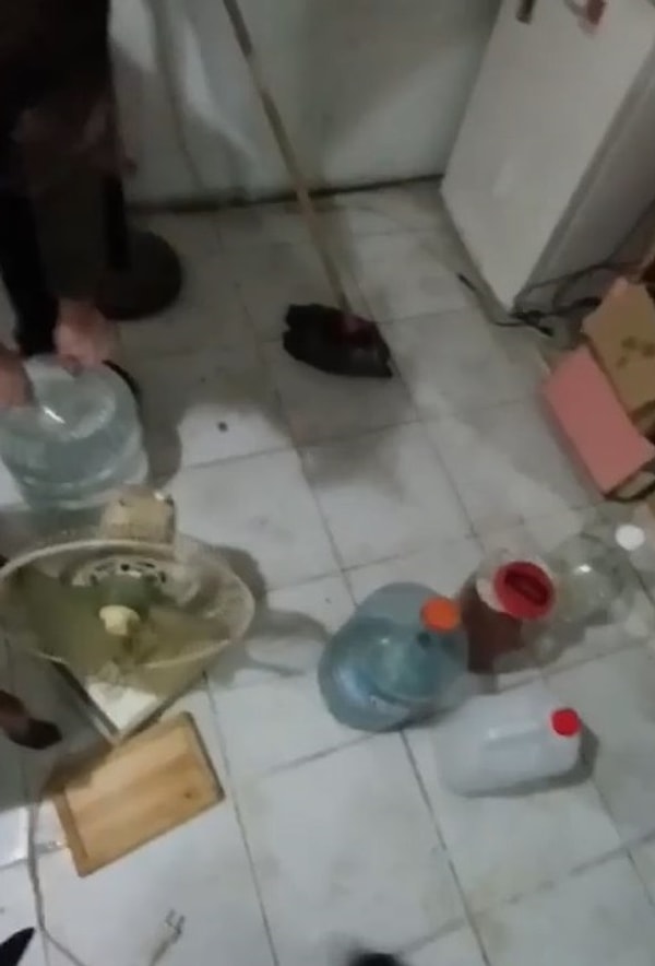 Düzenlenen operasyonda, plastik kap içerisinde 1 litre etil alkol, pet şişe içerisinde 3 litre votka, şeffaf cam şişe içerisinde 1,5 litre rakı, cam şişe içerisinde 2 litre viski ve plastik şişe içerisinde malt ibareli viski aroması ele geçirildi.