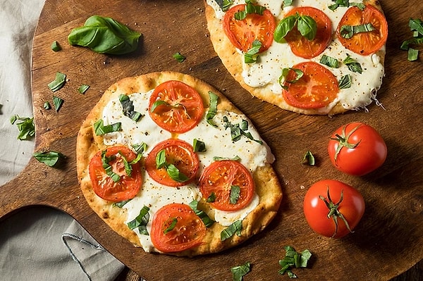 6. Fesleğenli Mini Pizza ve Patates Cipsi