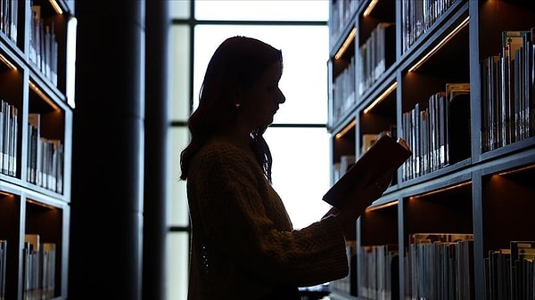 Öğrenciler, kendi ders saatlerine göre hafta 3 gün kütüphane, ağaç dikimi, yaşlı bakımı, eğitmenlik gibi alanlarda kamuya ait yerlerde yarı zamanlı olarak görev alacak. Öğrenciler 10 ay boyunca çalışabilecek ve aylık 15 bin lira maaş alacak.