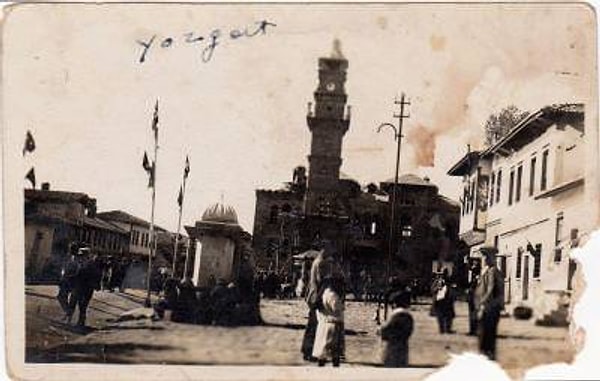 Peki Yozgat adı nereden çıktı? Bu adın menşei konusunda aslında değişik söylentiler ileri sürülmüş. Eski türkçede Yoz ''boz toprak'' demekmiş. Kat da ''katman''. Yani isim biraz ''toprağın bol olsun'' kafasında.