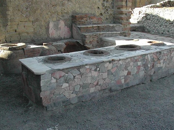 Aslında fast food kültürü Antik Roma zamanlarına dayanıyor diyebiliriz. En azından Pompeii'de yapılan kazılar öyle gösteriyor.