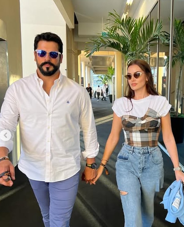 'Çalıkuşu' setinde başlayan dolu dizgin bir aşkın ardından Fahriye Evcen ve Burak Özçivit, görkemli bir düğünle 2017 yılında dünyaevine girmişti.