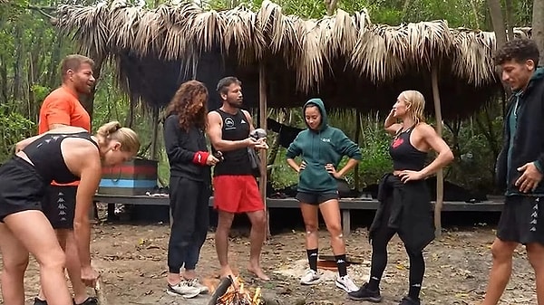 7. Survivor'da hemen hemen her sezon bir aşk dedikodusu ortalığı karıştırır. 1 Ocak'ta başlayan yeni sezonun ilk iddiası bu kez erken geldi. All Star takımında yer alan Adem'in, yedeklerden yarışmaya dahil olan bir isimle sevgili olduğu iddia edildi. Yarışma öncesi arkadaş ortamında fotoğraflarının da ortaya çıkmasıyla iddialar güçlendi.