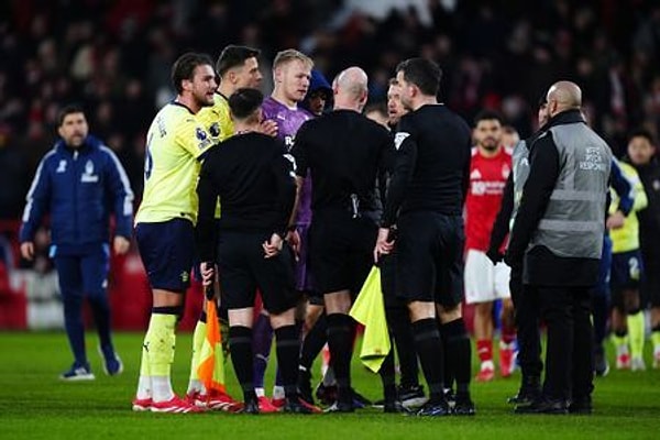 Olaylar karşılaşmanın 65. dakikasında Nikola Milenkovic, Nottingham Forest'ı 4 - 1 öne geçiren golü ile gelişti. Taylor, VAR kontrolü için monitöre çağrıldı.