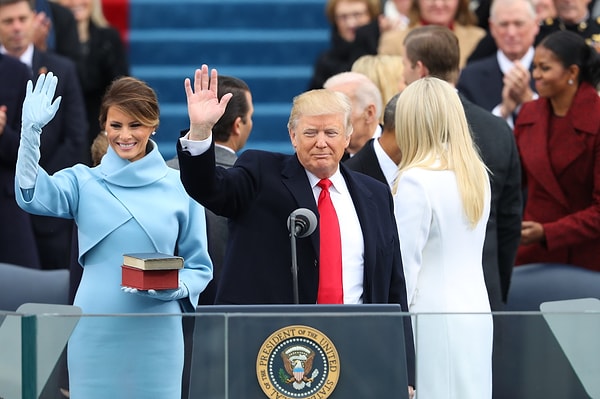 Melania Trump, ilk kez First Lady olduğu 2017 yılında ise açık mavi bir Ralph Lauren takım tercih etmiş ve genel olarak gülümseyen bir ifadeyle kameralar karşısına geçmişti.