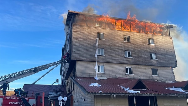 Gece saatlerinde başlayan yangında söndürme çalışmaları hala devam ederken 13. Kat detayı ortaya çıktı.