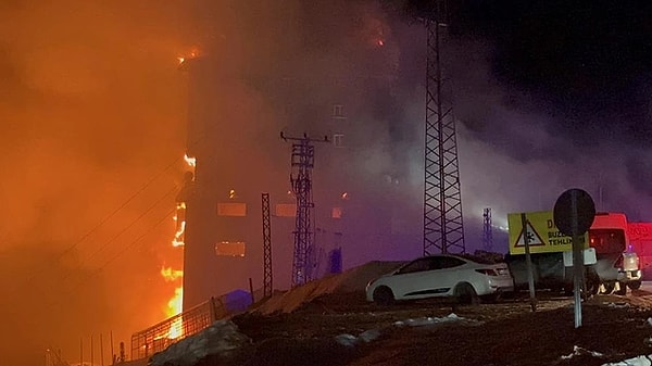 Ek olarak ise Tanju Özcan geçtiğimiz dakikalarda canlı yayına bağlanarak “Kayıp sayısını açıklamak istemiyorum, (…) yıllarca unutulamayacak bir gün olarak tarihe geçecek.” ifadelerini kullandı.