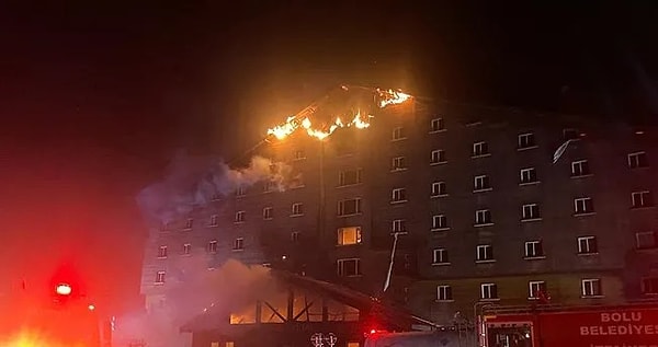 Bolu Kartalkaya bulunan 12 katlı Grand Kartal Otel'de saat 3.30 sularında bir yangın çıktı. İtfaiye ekiplerinin müdahale ettiği yangın saatlerdir devam ediyor.