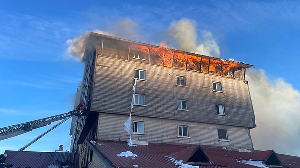 Otel müşterilerinden birinin açıklamalarına göre, otelde yangın merdiveni ve duman dedektörlerinin olmadığı ifade edildi. Bu durum, birçok kişinin aklına “İhmal mi var?” sorusunu getirdi.