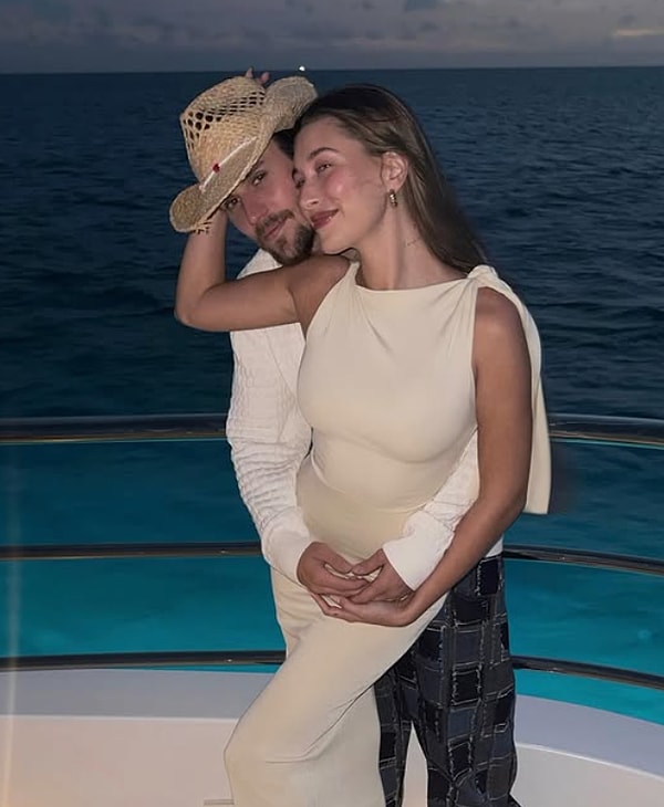 Hailey Baldwin ve Justin Bieber, 2018 yılının eylül ayında dünyaevine girmişti. O günden bu yana aşk dolu bir evlilik hayatına sahip olduklarını gösterseler de kimi kullanıcılara bu ikilinin ilişkisi hiçbir zaman samimi gelmedi. Bu aşka inanlar kadar inanmayanlar da oldu.