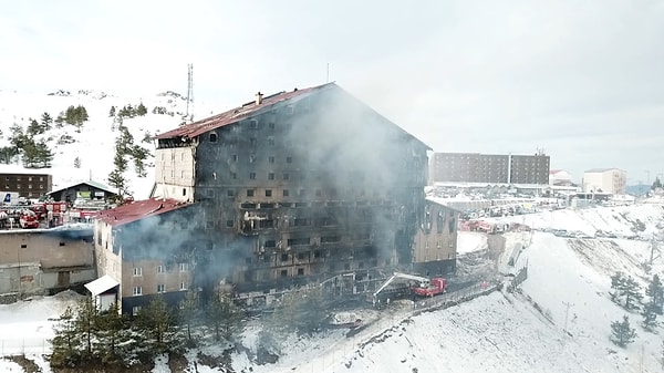 Bolu Kartalkaya’daki Grand Otel dün gece saatlerinde çıkan yangın sonucunda büyük bir felaket yaşattı. 10 saatlik çalışma sonrasında yangın kontrol altına alınırken İçişleri Bakanı Ali Yerlikaya yangında 66 kişinin öldüğünü 51 kişinin de yaralandığını açıkladı.