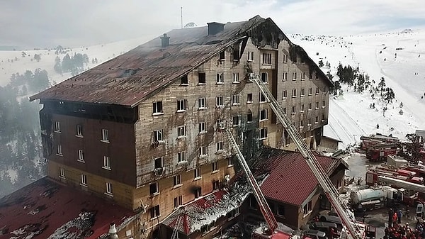 Cumhurbaşkanı Erdoğan, geçtiğimiz dakikalarda yangın sebebiyle 22 Ocak Çarşamba günü 1 günlük milli yas ilan edildiğini açıkladı. Yangın faciasıyla ilgili birçok ülkenin lideri ve Türkiye'deki temsilciler taziye ve dayanışma mesajları paylaştı.