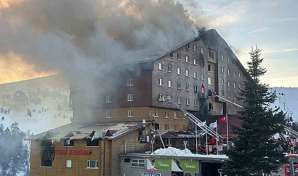 Yangınla ilgili 9 kişinin gözaltına alındığı da İçişleri Bakanı Ali Yerlikaya tarafından ayrıca duyuruldu. Henüz sebebi bellli olmayan elim olayda işletmenin tedbirsizliği ve hazırlıksızlığı sosyal medyada büyük tepki çekti.