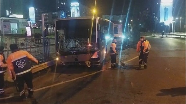 Park halindeki metrobüs, henüz bilinmeyen bir sebeple hareket ederek durak içerisindeki bariyere çarpıp, kırdı. D-100 Karayolu'na geçen metrobüs hareket halindeki 5 araca çarptı.