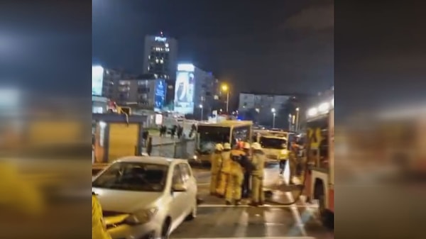 Araçlar yolda savrulurken, metrobüs yolun karşısındaki demir bariyere çarparak durdu.