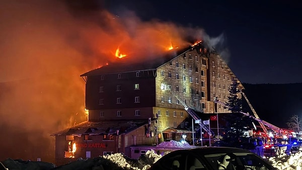 Türkiye bu sabah kabusun içine uyandı. Bolu, Kartalkaya'daki Grand Kartal otele tatile giden 76 vatandaşımız, sabaha karşı 3.30 sularında çıkan korkunç yangında hayatını kaybetti.