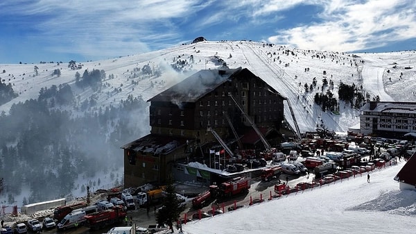 Kartalkaya’da bulunan Grand Kartal Otel’de gece saatlerinde çıkan yangın sürede tüm binayı sarmış ve 237 kişinin konakladığı otelde 76 kişi hayatını kaybetmişti.