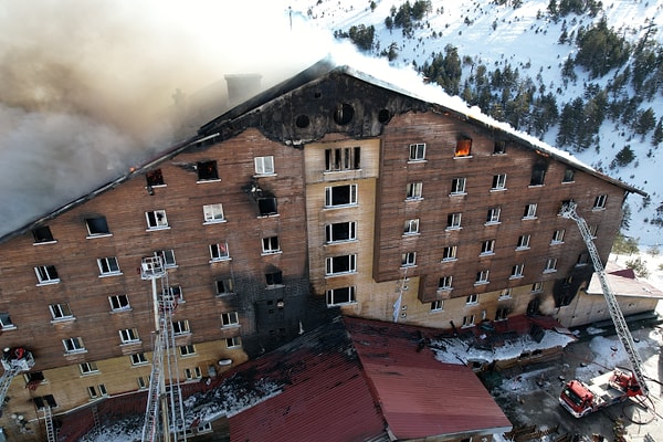 Bolu’daki ünlü tatil bölgesi Kartalkaya’da bulunan ve 200’den fazla kişinin konakladığı otelde yangın çıkmış ve 76 kişi hayatını kaybetmişti.