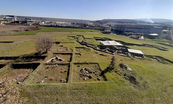 Bursa’nın adının kökeni tarihçilerin ve efsane anlatıcılarının da ilgisini çeken bir başka konu. Şehir Bitinya Kralı I. Prusias tarafından Kartacalı Hannibal’ın yardımıyla Hisar bölgesine inşa edilen kale kentle hayat buldu. Bu nedenle ilk adı “Prusa” idi. Osmanlı döneminde ise bu isim zamanla “Brusa” ve ardından “Bursa” olarak değişti.