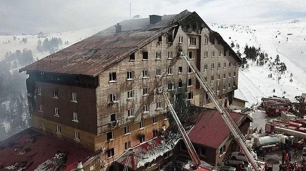 Bolu Kartalkaya’da meydana gelen ve 78 kişinin hayatını kaybettiği otel yangını faciası ülkeyi yasa boğdu. İhmaller, denetimsizlik, yetkililerin sorumluluk almaması yine göz göre göre bir facianın gelmesine neden oldu.