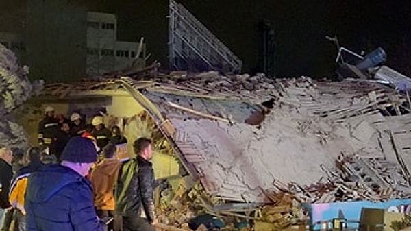 Konya'nın Selçuklu ilçesinde saat 20.00'da 3 katlı bina çöktü. Enkazda 5 kişinin olduğu belirlendi. Arama kurtarma çalışmaları başlatıldı.