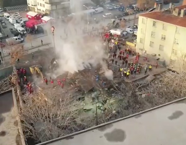 Gece boyunca süren arama kurtarma faaliyetlerinde üç kişiye canlı ulaşıldı. Enkaz altından çıkarılan bu kişiler sedyeyle ambulanslara taşındı ve hastanede tedavi altına alındı.