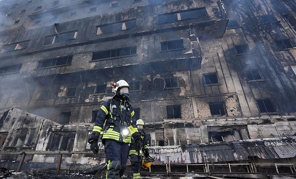 Kartalkaya'daki otel yangınının yankısı ve acısı sürüyor. Soruşturmalar devam ederken tutuklu sayısı 9'a yükseldi. 78 kişinin can verdiği otel yangınında ihmaller yine gözler önüne serildi.