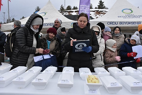 Guinness World Records Türkiye Hakemi ve Temsilcisi Şeyda Subaşı Gemici ile birlikte kalabalık bir ekip, 1301 çeşit dondurmayı denetledi.