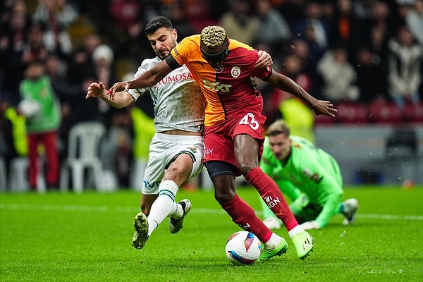 Galatasaray'ın iki kez VAR'dan dönen gol sevincine karşılık 22.dakikada Osimhen yine sahneye çıktı ve takımını penaltıyla 1-0 öne geçirdi.