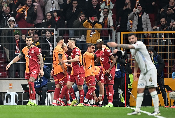 Süper Lig'in 21. haftasında lider Galatasaray, sahasında Konyaspor'u 1-0 mağlup ederek zirvedeki yerini korudu.