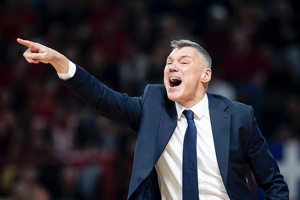 Jasikevicius’un ikinci periyodun başında Olimpiakos'un aldığı molada öğrencilerine, Galatasaray karşılaşmasını hatırlatması, sosyal medyada büyük ilgi gördü.