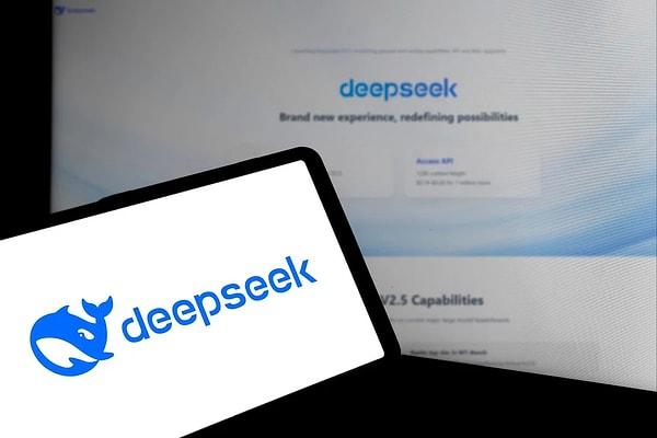 DeepSeek, OpenAI'ın aksine bilgileri anlık olarak internetten toplamıyor. Yapay zeka modelinin kullandığı veriler 2021 yılından sonrasını içermiyor. Ancak DeepSeek, güncel haberler ve verilerle çalışılmayan diğer alanlarda ChatGPT-01 ile benzer işlevler sunuyor.