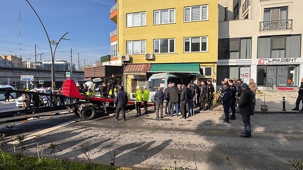 Dükkan sahibi Tahsin Çetinkaya, “İçeride müşterilerim vardı. Birinin durumu ağır. Çırağım ve elemanım vardı. Hepsi de yaralı. Minibüsün freni patlamış” diye konuştu.