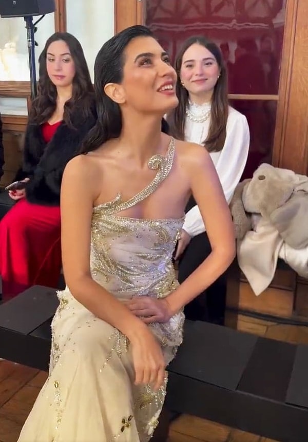 Georges Hobeika’nın modern ve klasik çizgileri harmanlayan tasarımlarına eşlik eden Tuba Büyüküstün, adeta bir moda ikonuna dönüştü. Paris Moda Haftası’na katıldığı bu özel anlar Türk yıldızın stil yolculuğundaki unutulmaz başarılarından biri olarak hafızalara kazındı!