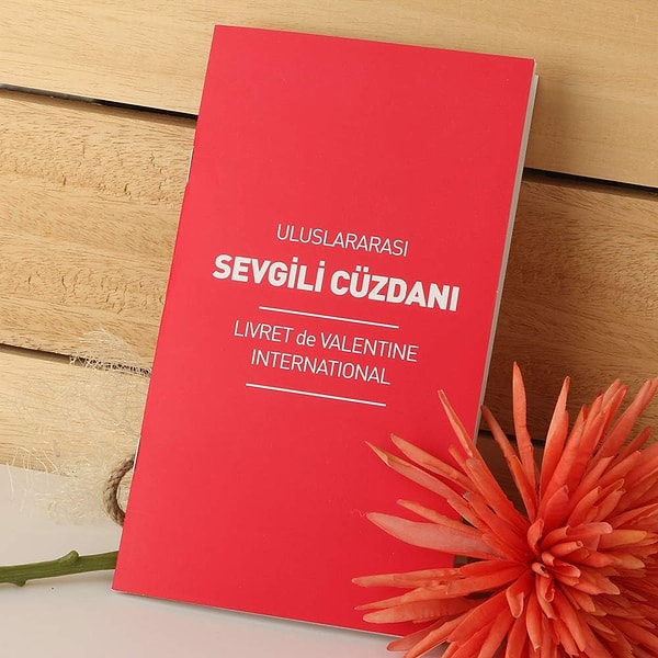 Esprili bir hediye tercih edenler ya da isim konulmayan ilişkilerini resmiyete dökmek isteyenler için 'Uluslararası Sevgili Cüzdanı'!