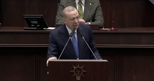 AK Parti Grup Toplantıları büyük bir coşkuyla geçmesiyle biliniyor. Partililer şarkılar söyleyerek tezahüratlarda bulunarak Erdoğan’a sevgi gösterileri gerçekleştiriyor.