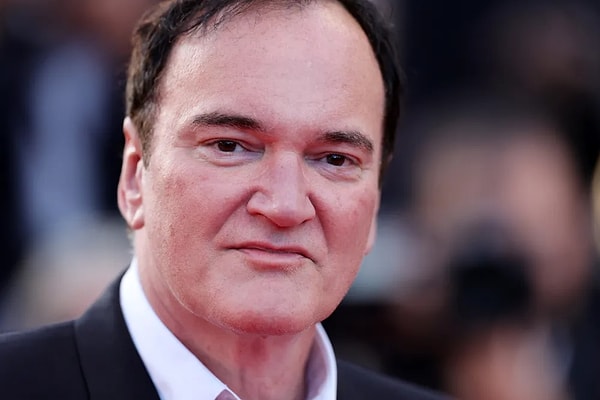 Şu sıralar sinemadan uzak duran Tarantino, tüm enerjisini sahne sanatlarına yönlendirmiş durumda. Üzerinde çalıştığı tiyatro oyunu hakkında fazla detay paylaşmasa da daha önce verdiği bir röportajda, bu oyunun büyük ilgi görmesi halinde son filmine dönüşebileceğini söylemişti.