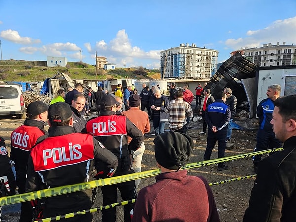 Yaralanan işçiler, Aliağa Devlet Hastanesi'ne sevk edildi.