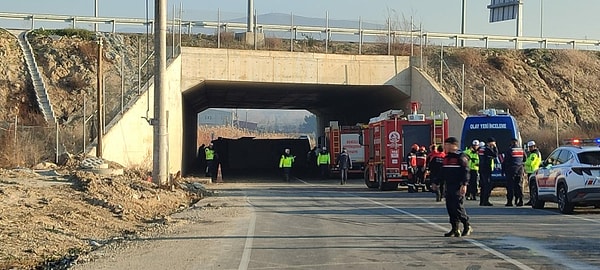 Denizli’nin Pamukkale ilçesinde işçileri taşıyan servis midibüsü devrildi, ilk belirlemelere göre 4 kişi hayatını kaybetti.