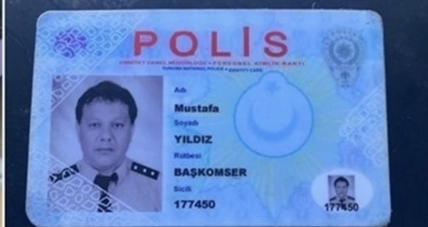 Kartı inceleyen polisler "başkomser" ifadesiyle karşılaştı. Turkish National Police yazısı da yamuktu.