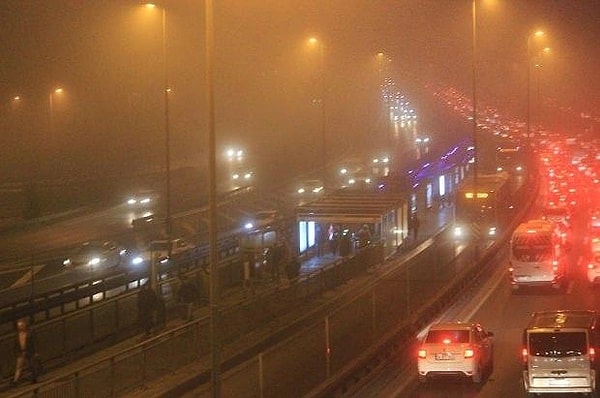 Hava Forum sosyal medya hesabı üzerinden İstanbul ve çevresinde beklenen karbonmonoksit patlamasını duyurdu. "Havada koku var" açıklaması ile vatandaşların hava kirliliğine karşı dikkat etmeleri gerektiğinin altı çizildi.