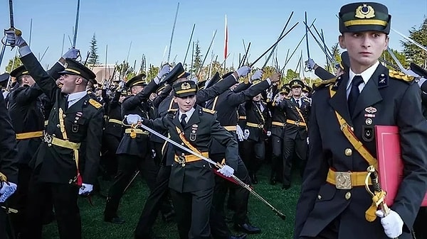 Teğmenlerin TSK'dan ihraç edilme kararına sosyal medyadan tepkiler çığ gibi büyürken ünlü isimler de sessizliğini bozdu.