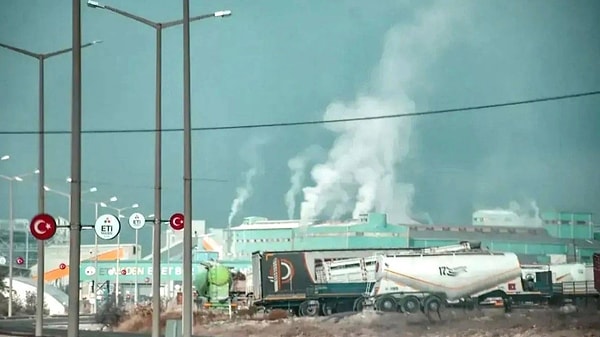 Kütahya’da Eti Maden’e bağlı Emet Bor İşletmesi’nde ufak çaplı bir patlama yaşandı. Patlama sülfürik asit fabrikasında denetim ve test yapıldığı esnada gerçekleşti.